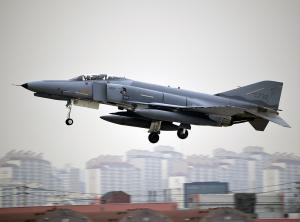 공군 F-4E 전투기 추락... 조종사 '비상탈출'