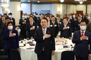 尹 대통령 전국 시장·군수·구청장과 오찬…"정당 달라도 국정 동반자"