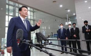 尹 도어스테핑 6개월 만에 중단...野 "국민 이목 틀어막는 독재적 발상"