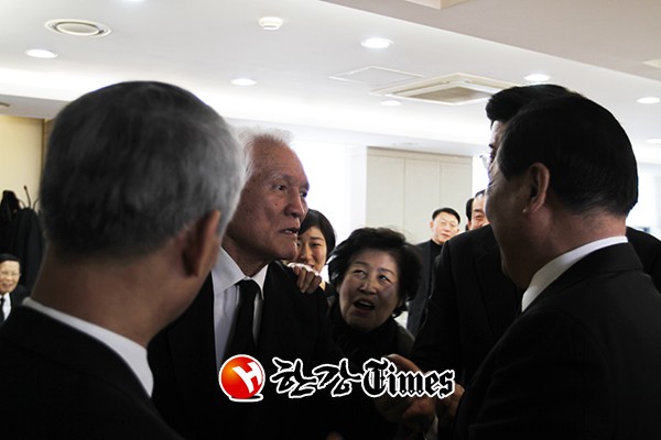 이기택 <b>조문</b> 온 <b>최형우</b>, 서청원 보더니 거머쥐고 "이 XX야!"