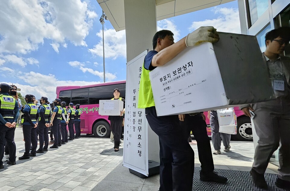 '124표차' <b>충주시장 재검표</b> 시작... '전면 수개표, 5~6시간 예상'