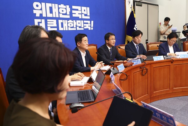 <b>민주당</b>, 검찰 보완수사권 폐지 방침...<b>전당대회</b> <b>전 당</b>론 추진