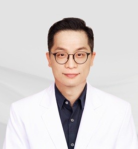 걷을 때 다리 저림과 엉치 통증 반복된다면 척추관협착증 의심해야 - 건강 news from 한강타임즈